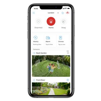 Un smartphone affiche une application de surveillance domestique. L'écran montre des vues de caméras, dont un jardin avec deux enfants, et des options de gestion des alertes et des notifications.