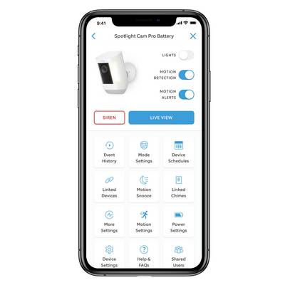 Un écran de smartphone affiche l'interface de contrôle d'une caméra de sécurité avec des options telles que 'Détection de mouvement' et 'Vue en direct'.