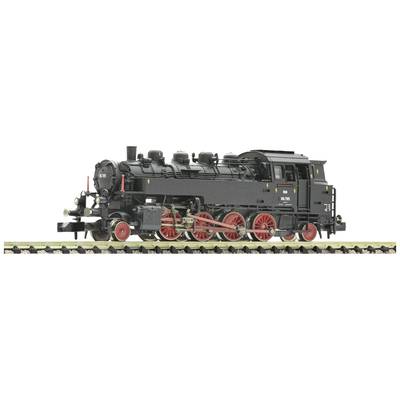 Locomotive à vapeur noire avec des roues rouges, stationnée sur des rails. Design classique, avec chaudière, cabine de conduite et conduites de vapeur bien visibles.