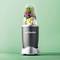 Un mixeur gris avec des fruits et légumes à l'intérieur, comprenant des baies et des tranches de citron, sur un fond vert. Le texte 'nutribullet' est inscrit sur l'appareil.