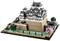 Un modèle LEGO détaillé d'un château japonais sur un socle, entouré d'arbres et d'un petit mur.
