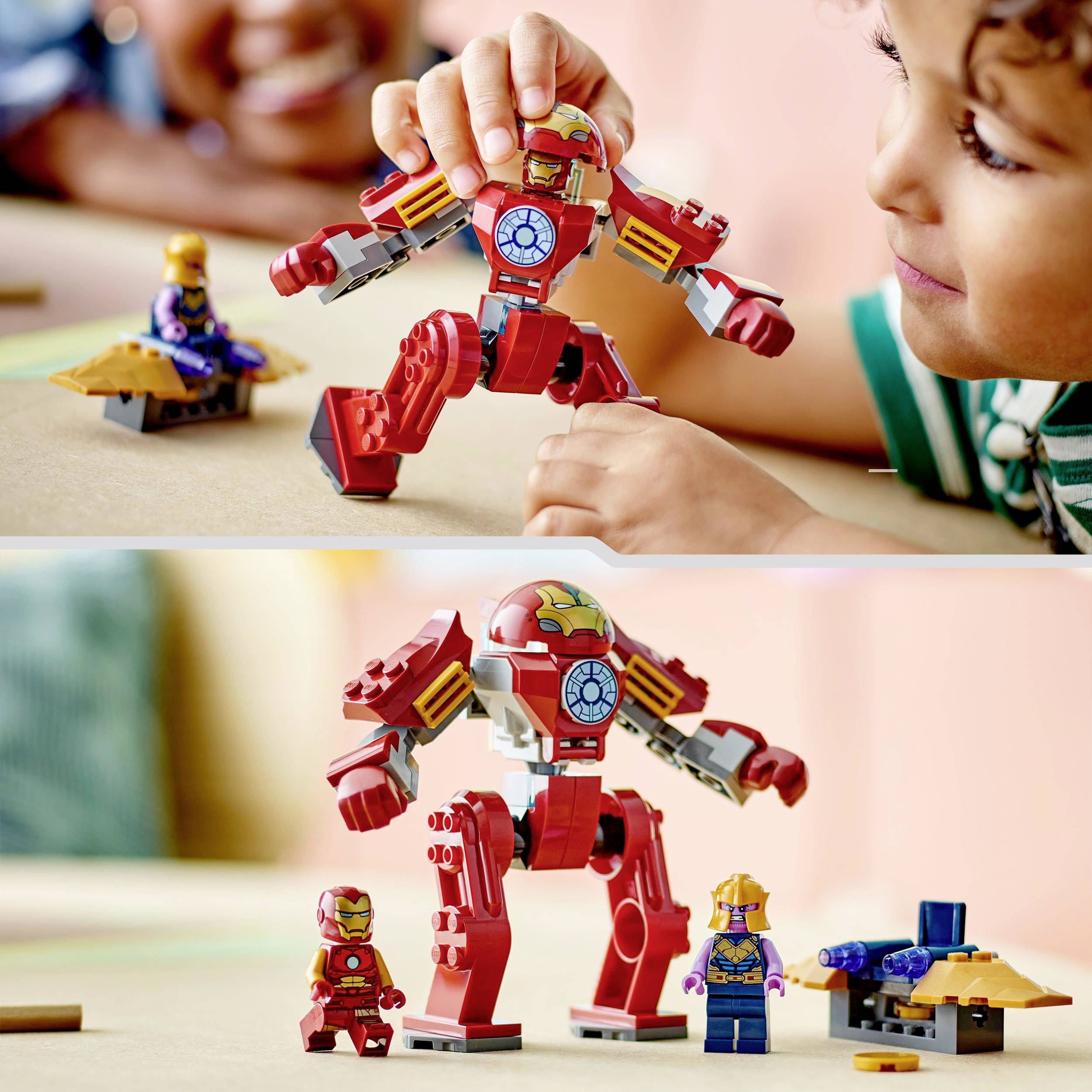 Deux enfants jouent avec des figurines LEGO colorées, incluant un grand robot et de petites figurines dans un environnement créatif.