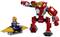 Un robot rouge combattant une petite figure portant un masque doré, assise sur un appareil volant doré.