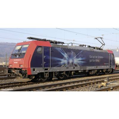 Un train rouge et gris portant l'inscription « Bon sur les rails - bon pour le climat » est stationné sur les voies un jour ensoleillé.