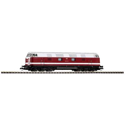 Un train miniature rouge et blanc de la Deutsche Bahn circule sur une voie ferrée.