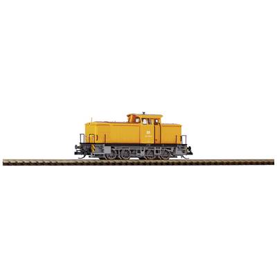 Un train de marchandises orange circule sur une voie ferrée, vu de côté.