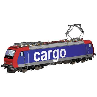 Locomotive de fret en bleu et rouge avec l'inscription 'cargo' sur le côté. Elle est équipée d'un pantographe sur le toit.