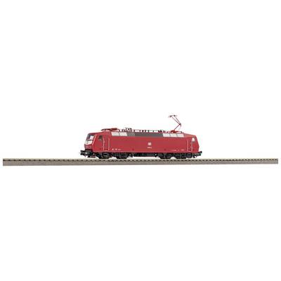Locomotive rouge sur une voie ferrée, vue de côté. Aucun élément n'est visible en arrière-plan.