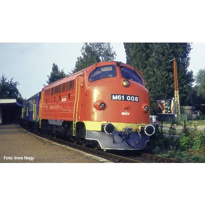 Une locomotive rouge de la MÁV portant le numéro M61 008 est stationnée sur une voie de gare. Des arbres et une autre voie ferrée sont visibles en arrière-plan.