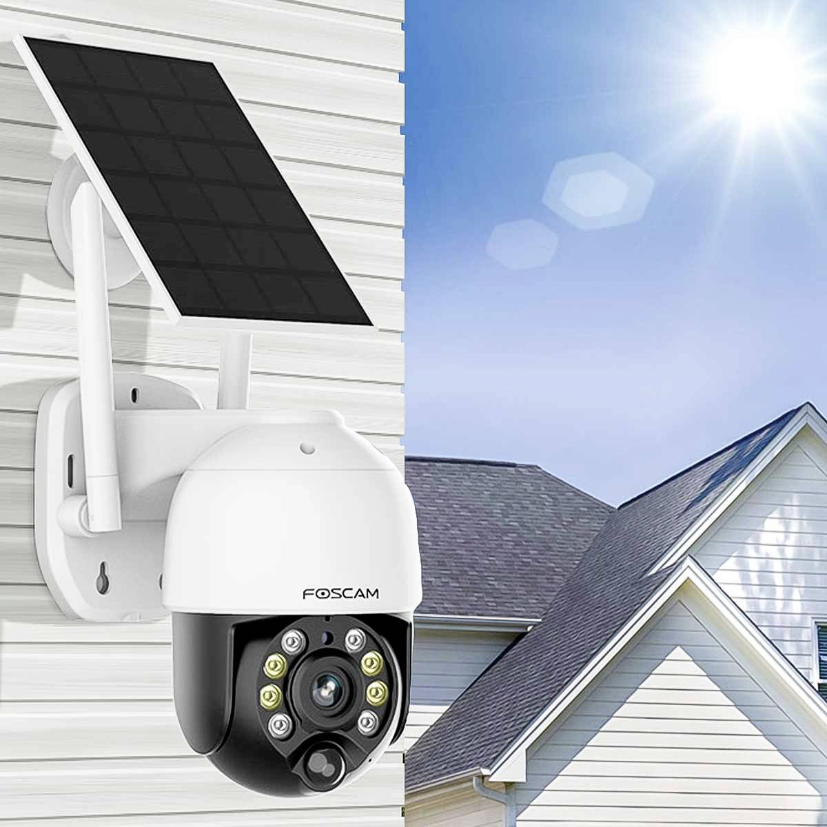 Une caméra de surveillance avec un panneau solaire fixé au mur d'une maison. À l'arrière-plan, on aperçoit un toit et un ciel ensoleillé.