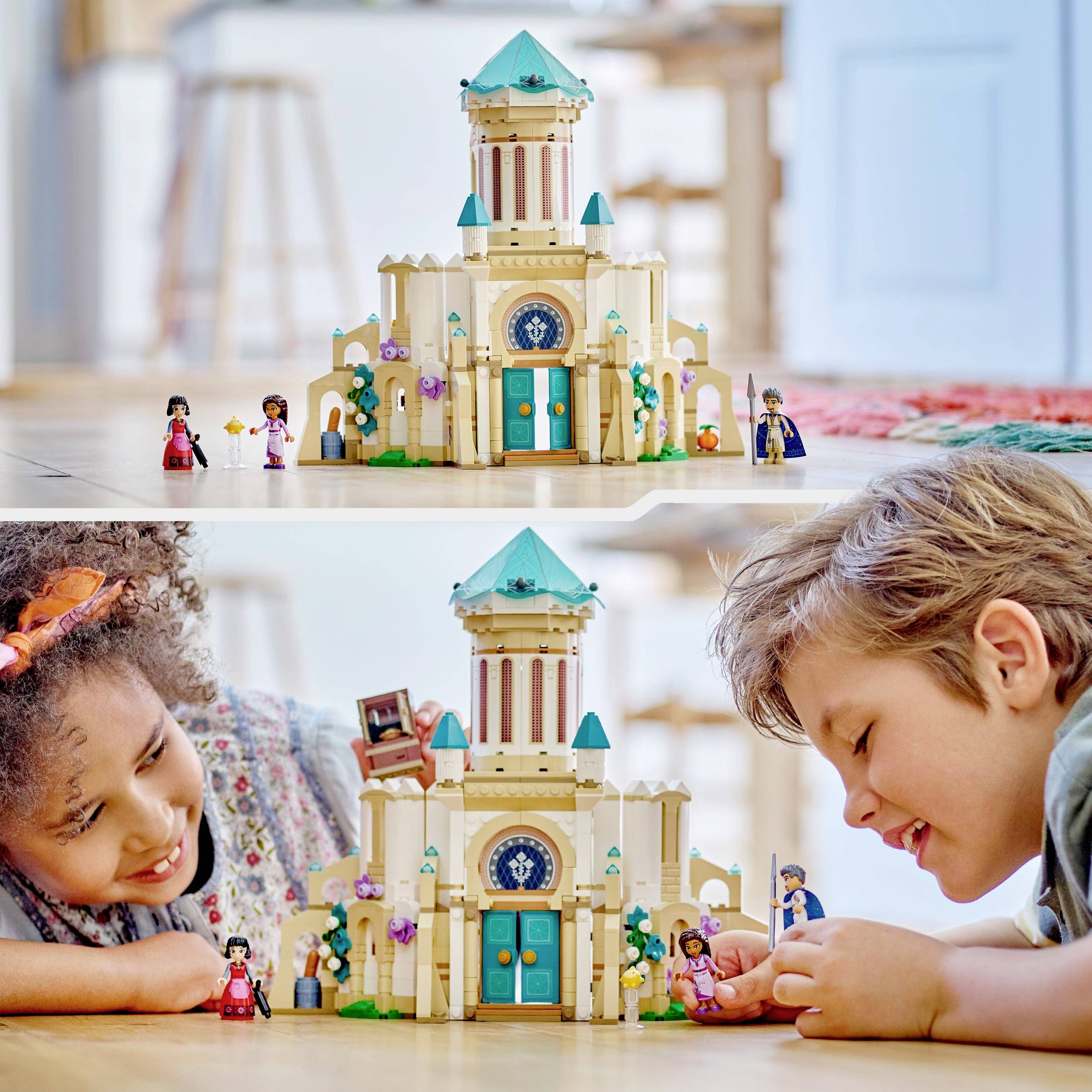 Deux enfants jouent avec un modèle de château coloré sur le sol. Ils semblent concentrés et créatifs dans leur imagination.