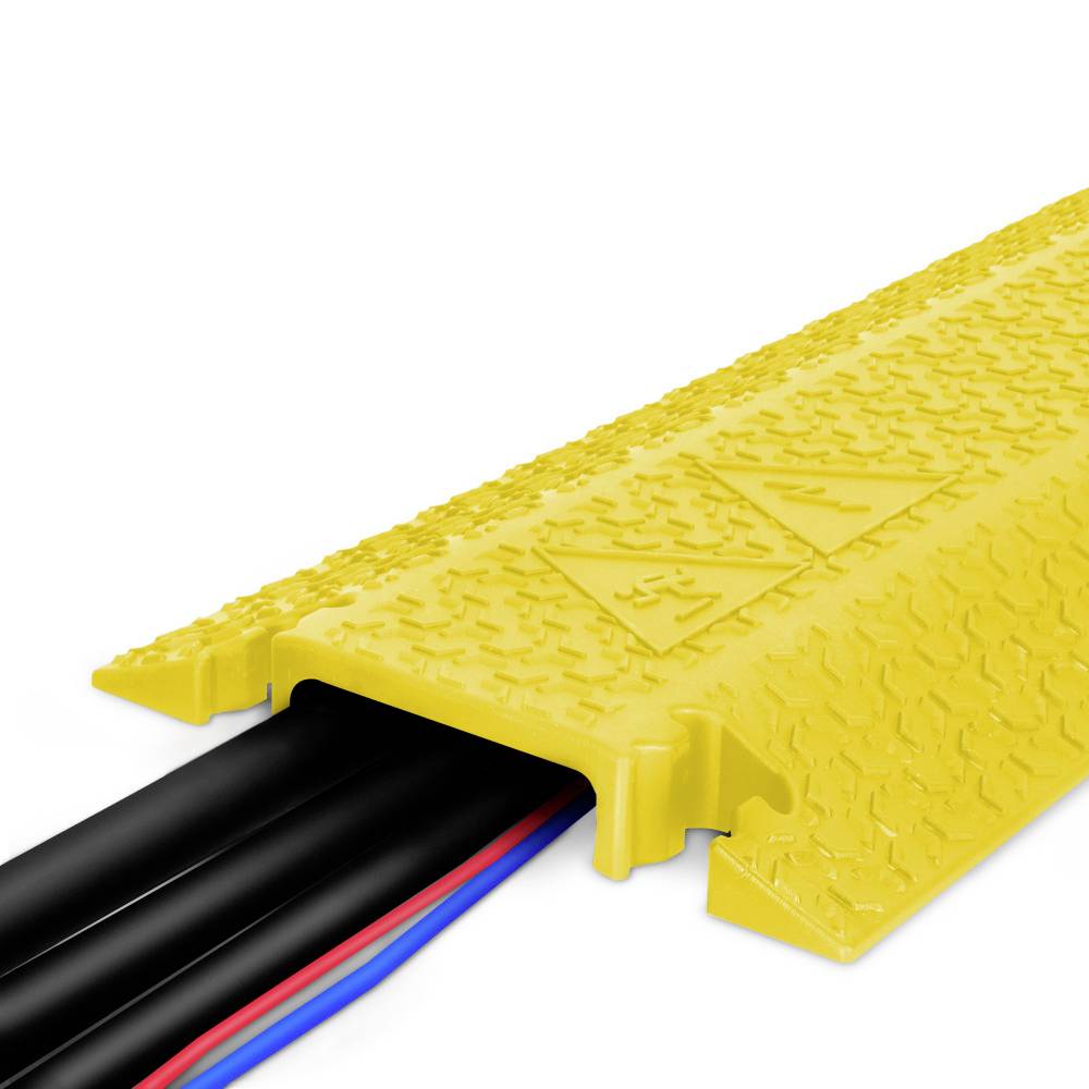 Un pont de câbles jaune avec une couverture texturée sécurise trois câbles en noir, bleu et rouge. Il offre protection et organisation au sol.