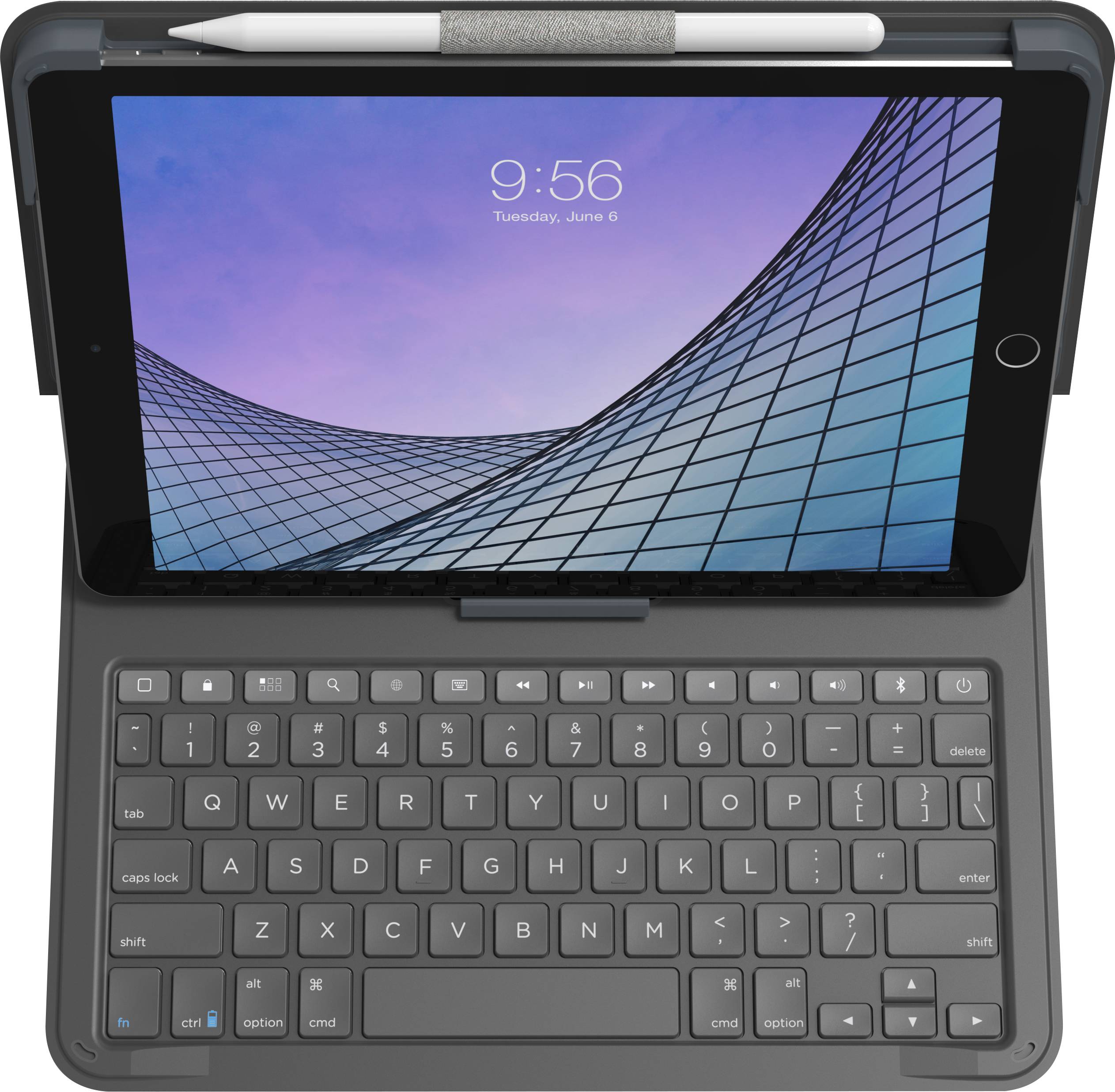 Une tablette dans un étui-clavier avec un porte-stylo. L'écran affiche un bâtiment à façade vitrée sous un ciel bleu.