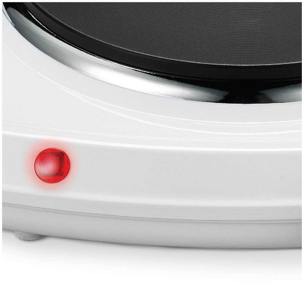 Le voyant rouge sur un appareil électrique blanc indique que l'appareil est sous tension.