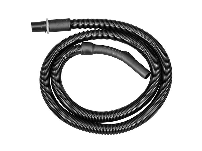 Un tuyau d'aspirateur noir flexible avec deux raccordements. Parfait pour nettoyer les endroits difficiles d'accès.
