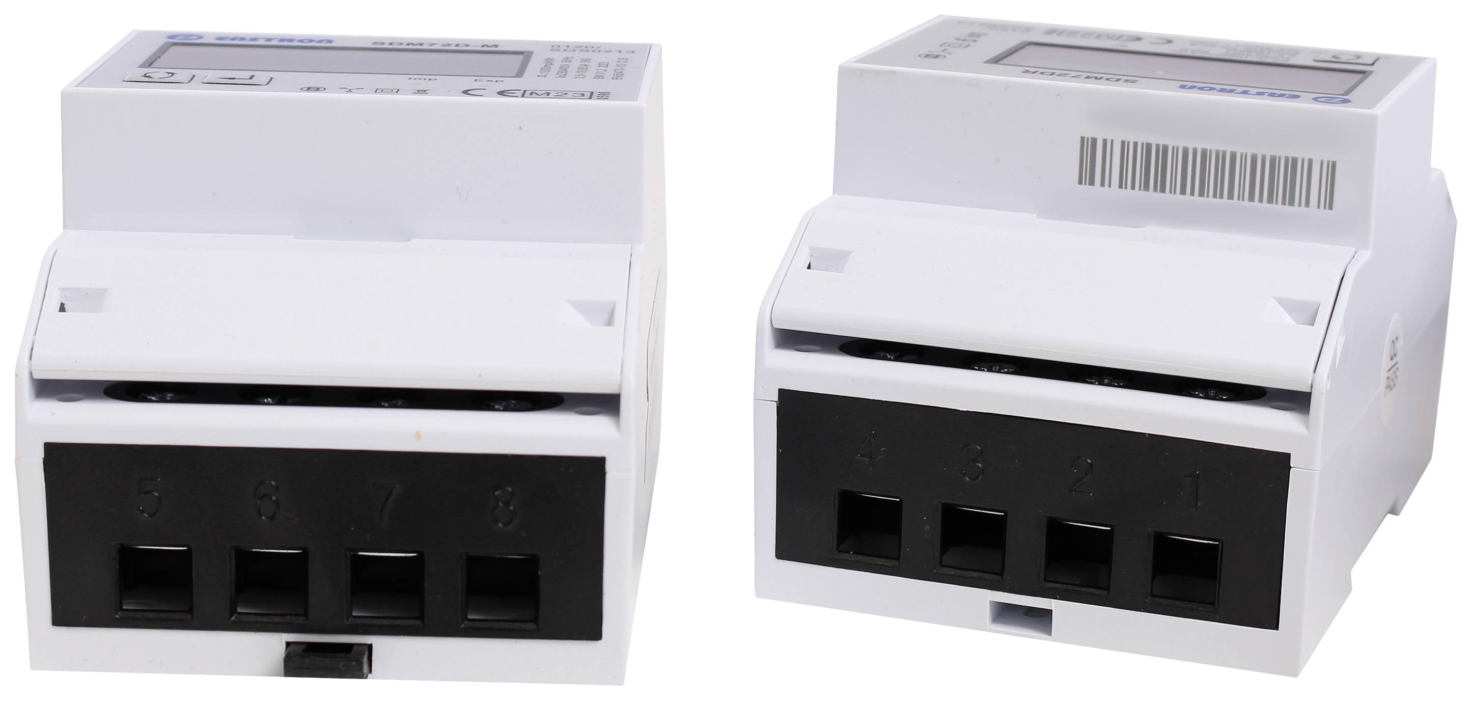 Deux appareils de mesure électriques blancs avec des bornes de connexion noires, placés côte à côte. Les deux affichent un écran et un code-barres.