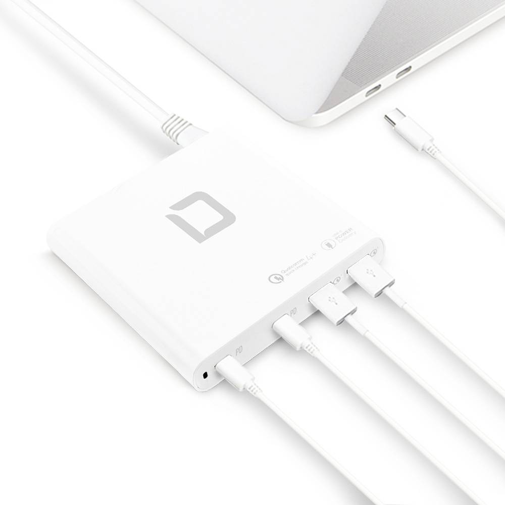 Hub USB-C avec trois câbles connectés, relié à un ordinateur portable. Le hub affiche des symboles pour HDMI, USB et l'emplacement pour carte SD.