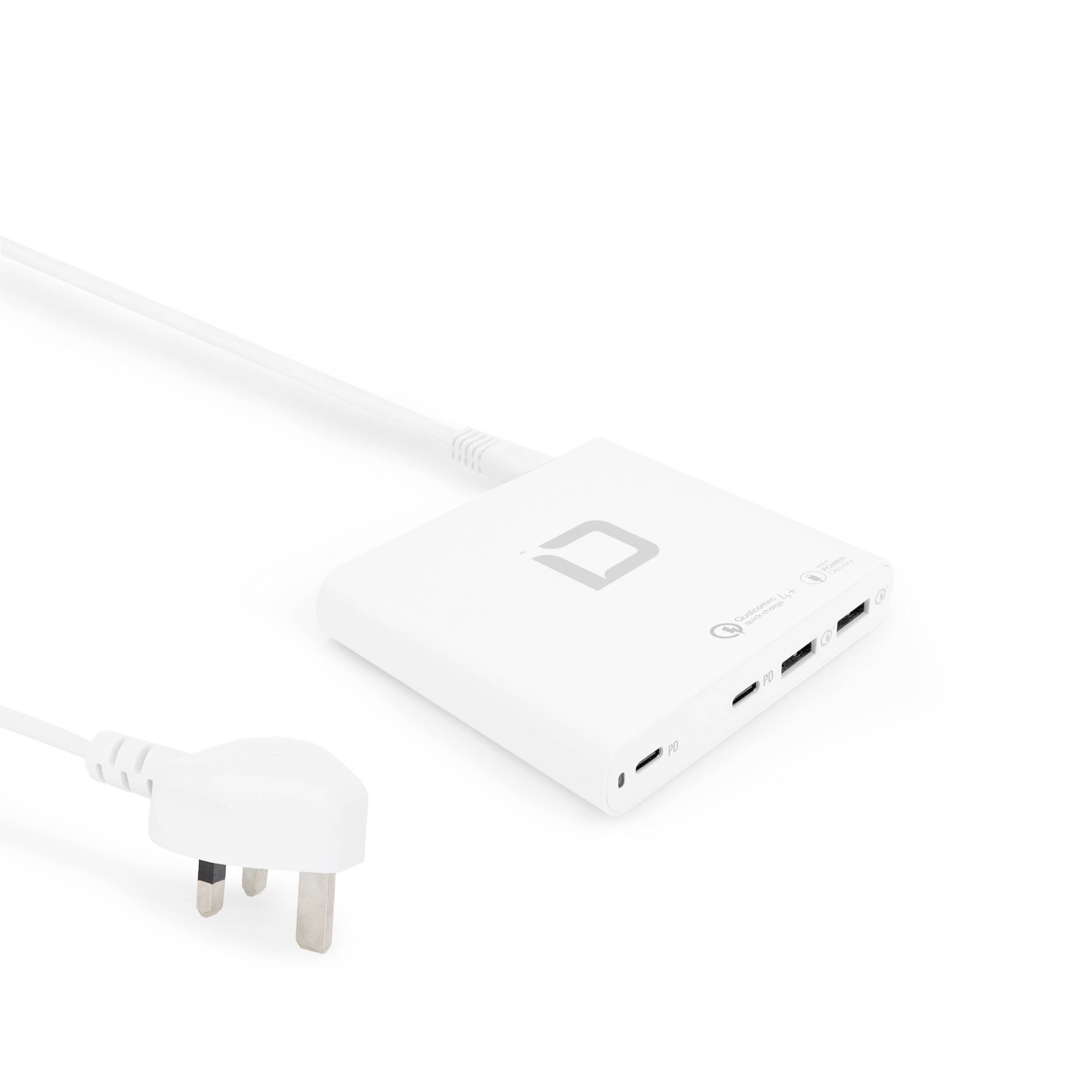 Un adaptateur secteur blanc multiprises, comprenant plusieurs ports USB. L'adaptateur est posé sur une surface blanche.