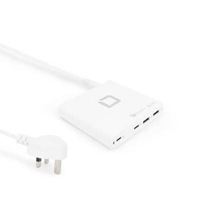 Un adaptateur secteur blanc multiprises, comprenant plusieurs ports USB. L'adaptateur est posé sur une surface blanche.