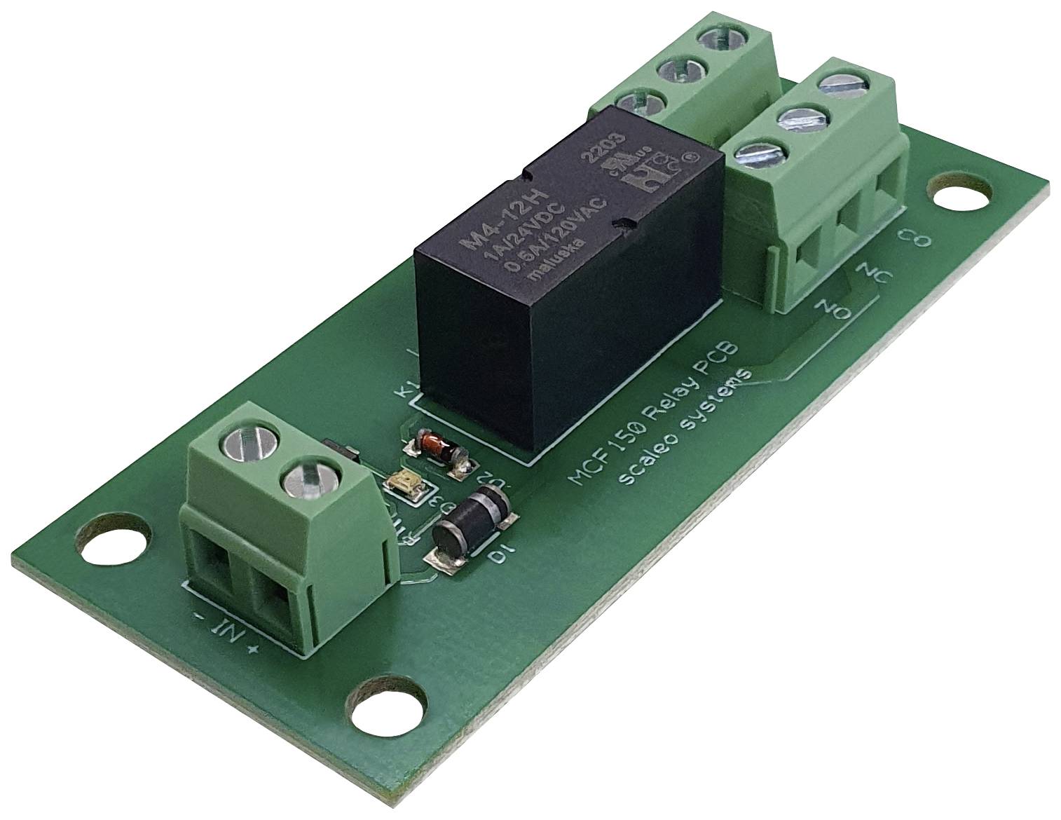 Une carte de circuit imprimé verte avec un relais noir au centre, entouré de bornes de connexion vertes sur les bords, utilisée pour des circuits électroniques.