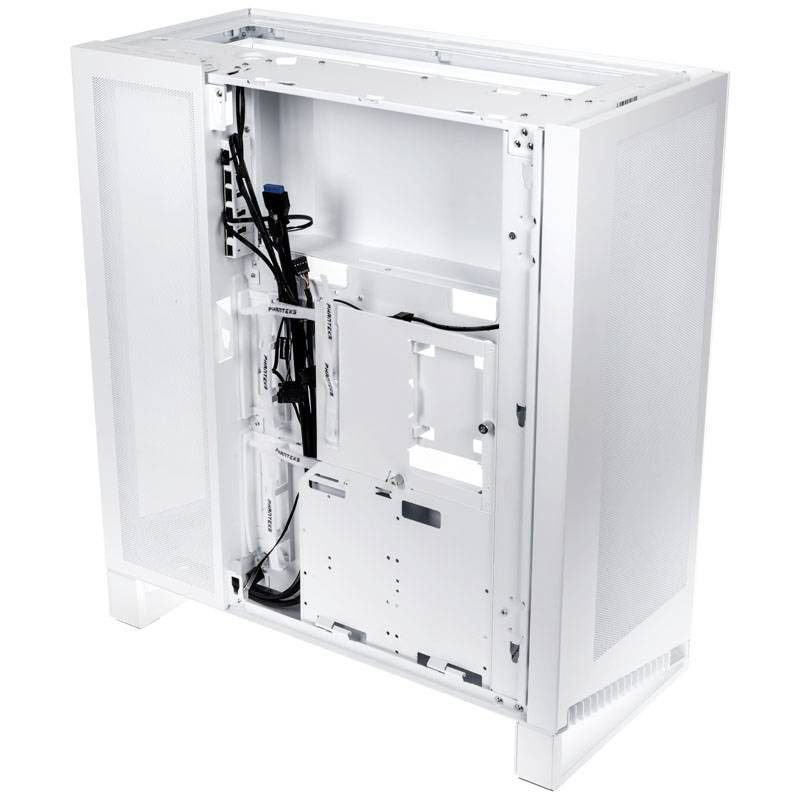Boîtier d'ordinateur blanc, ouvert avec câblage visible à l'intérieur, prêt pour l'installation de composants matériels.