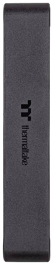 Un objet rectangulaire noir avec le logo vertical de 'Thermaltake' au centre.