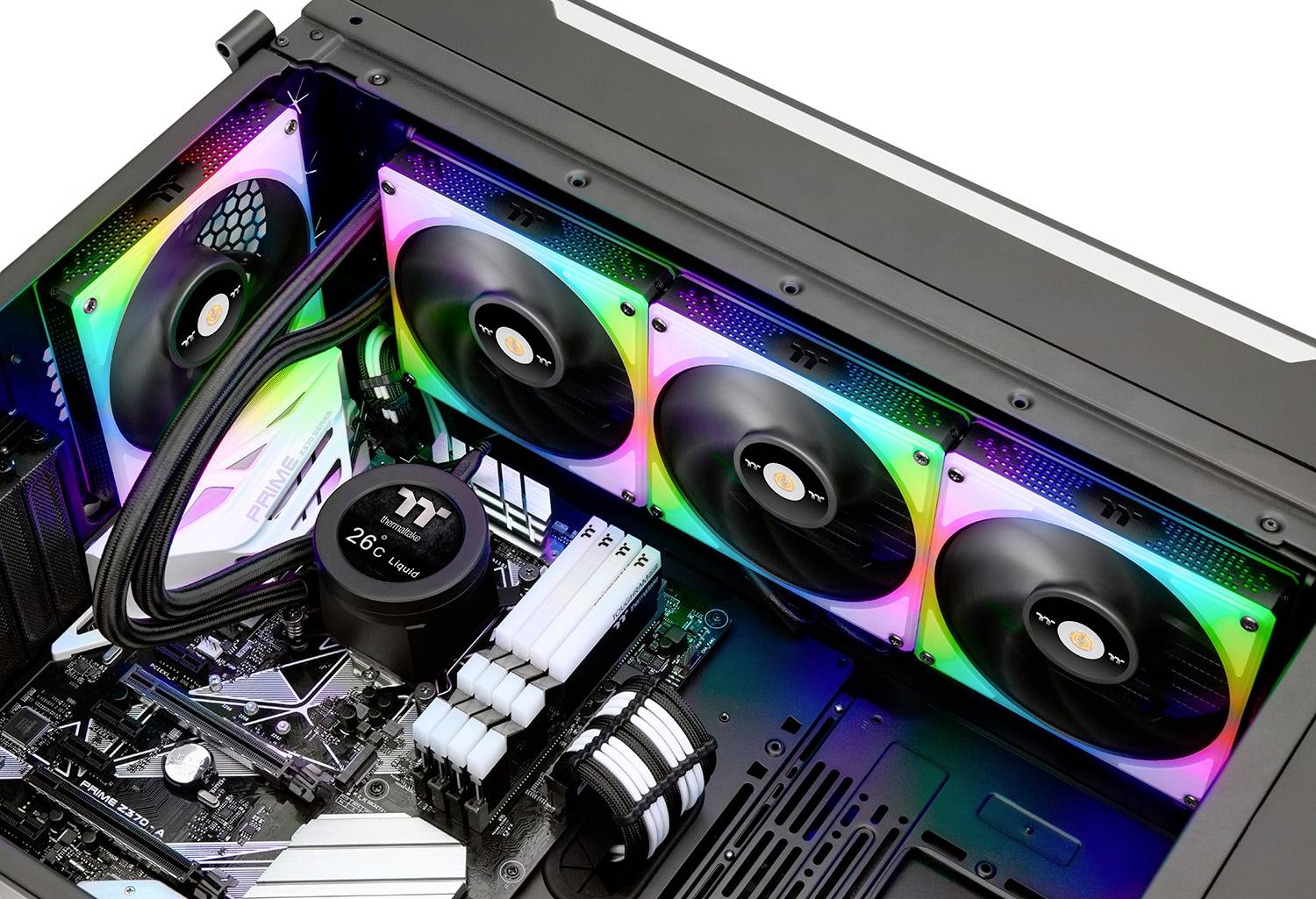 Un boîtier d'ordinateur avec une carte mère intégrée, quatre ventilateurs RGB et un refroidisseur de processeur. Les câbles visibles sont soigneusement organisés.
