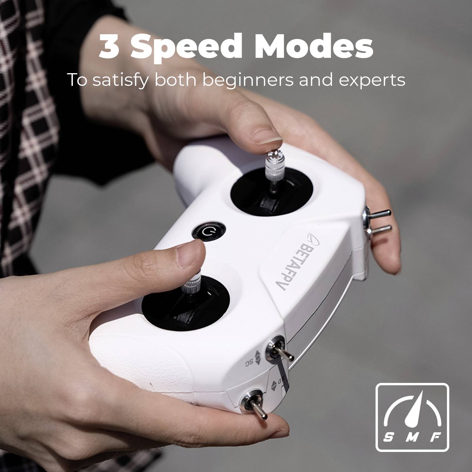 Une personne tient une télécommande avec le texte : 3 modes de vitesse - Pour satisfaire débutants et experts.