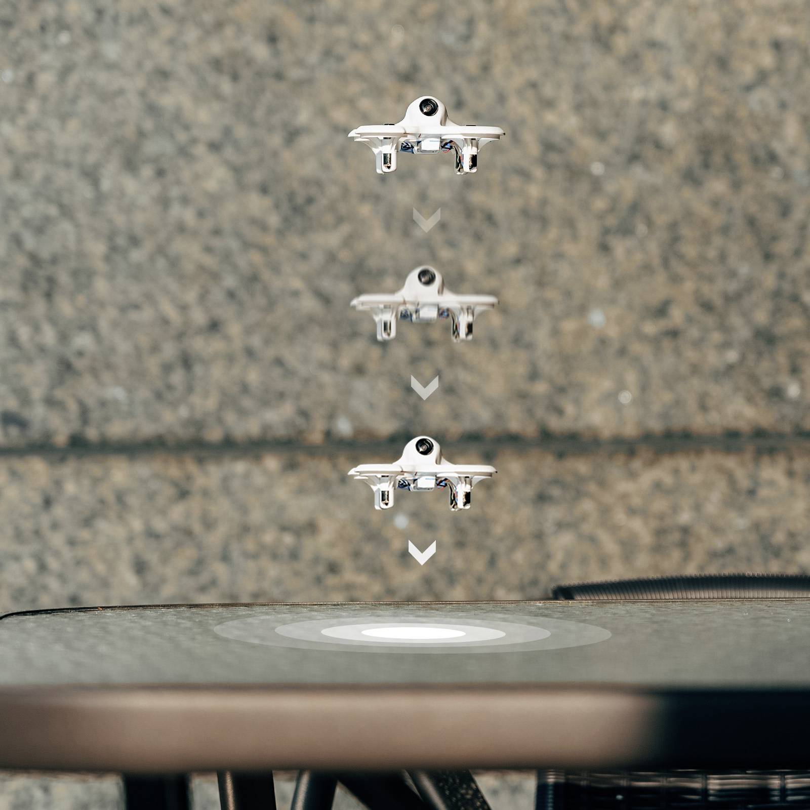 Un drone survole une plateforme et montre la procédure d'atterrissage en plein air, représentée dans plusieurs positions successives.