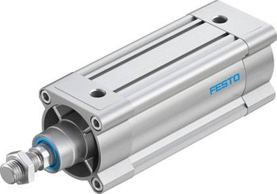 Un vérin pneumatique argenté portant l'inscription bleue 'Festo', représenté dans une perspective montrant son profil et ses extrémités.