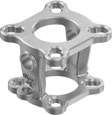 Structure métallique avec plusieurs perçages et connexions cylindriques, probablement un composant mécanique destiné à relier ou stabiliser des éléments.