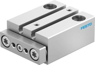 Un chariot pneumatique argenté de Festo avec deux rails de guidage parallèles et des trous de fixation, adapté aux applications industrielles.
