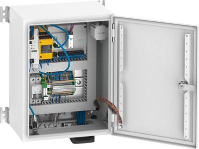 Une armoire électrique ouverte avec des câbles, des modules et des câblages à l'intérieur, montrant une unité de commande électrique.