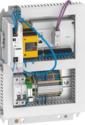 Armoire électrique avec câblage et différents composants tels que des interrupteurs et des bornes, destinée au contrôle des systèmes électriques.