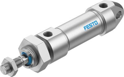 Un vérin pneumatique argenté de la marque Festo avec deux trous de montage aux extrémités, adapté aux applications industrielles.
