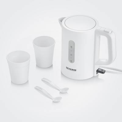 Une bouilloire blanche à côté de deux tasses blanches et de deux petites cuillères sur une surface claire.