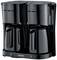 Une machine à café double en noir avec deux carafes et un logo de marque, adaptée à la préparation simultanée de deux carafes de café.