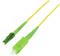 Un câble à fibre optique jaune avec des connecteurs verts à chaque extrémité, typiquement utilisé pour des connexions internet à haut débit.