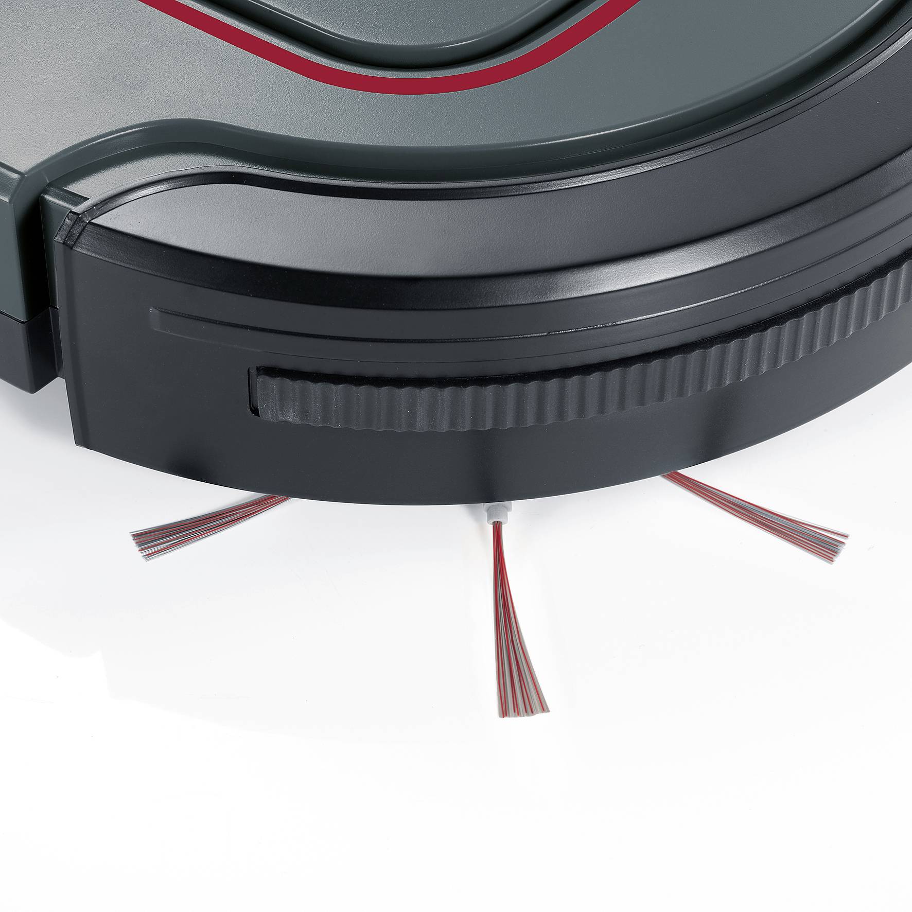 Un aspirateur robot noir sur fond blanc. Il est équipé de brosses rotatives sous le châssis pour le nettoyage.