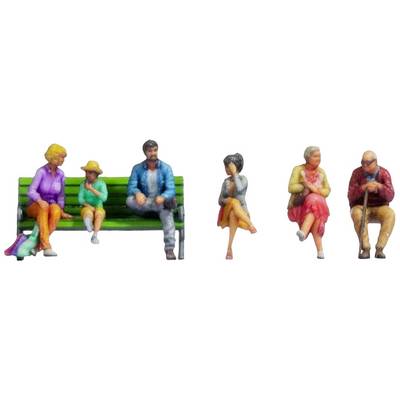 Une scène en miniature avec cinq personnages : Deux adultes et un enfant assis sur un banc, à côté de deux autres adultes installés sur des chaises.