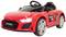 Une voiture électrique pour enfants rouge, dans le style d'une voiture de sport, avec le logo Audi sur le capot, des phares brillants et des détails noirs.