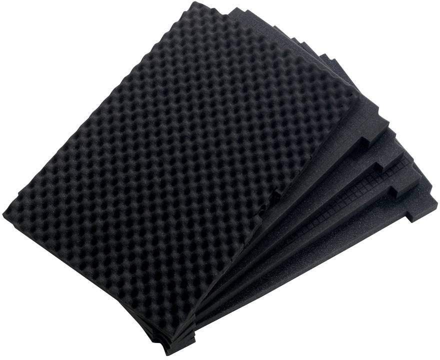 Pile de panneaux de mousse acoustique noire avec texture en coin, disposés en éventail sur un fond blanc.