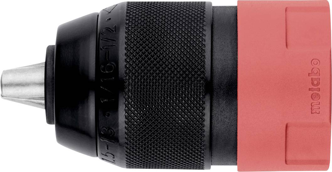Gros plan d'un mandrin de perceuse avec une mèche métallique et une poignée texturée noire, attaché au corps d'un outil électrique rouge.
