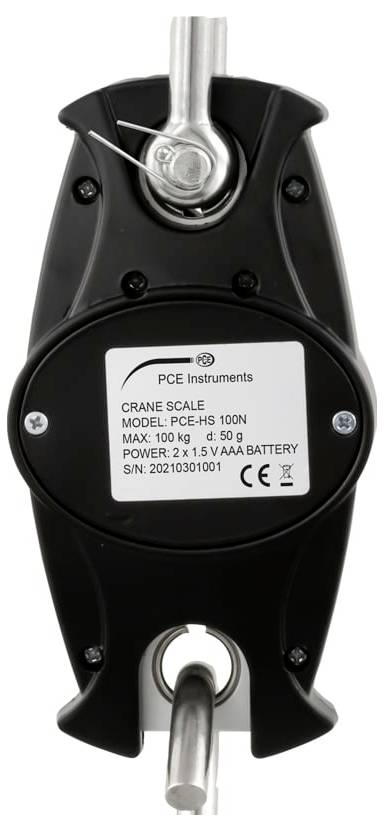 Balance suspendue PCE Instruments de couleur noire entre crochets métalliques, étiquetée « PCE-PS 100N » avec une charge maximale de 100 kg et un écran alimenté par batterie.