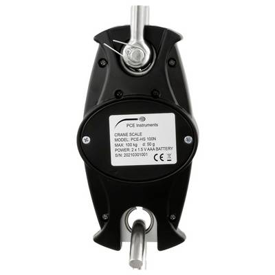 Balance suspendue PCE Instruments de couleur noire entre crochets métalliques, étiquetée « PCE-PS 100N » avec une charge maximale de 100 kg et un écran alimenté par batterie.