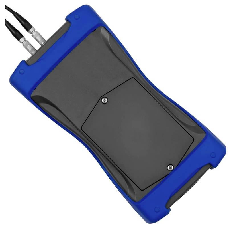 Appareil électronique portatif bleu et noir avec deux sondes/câbles s'étendant du haut, présenté sur un fond blanc.