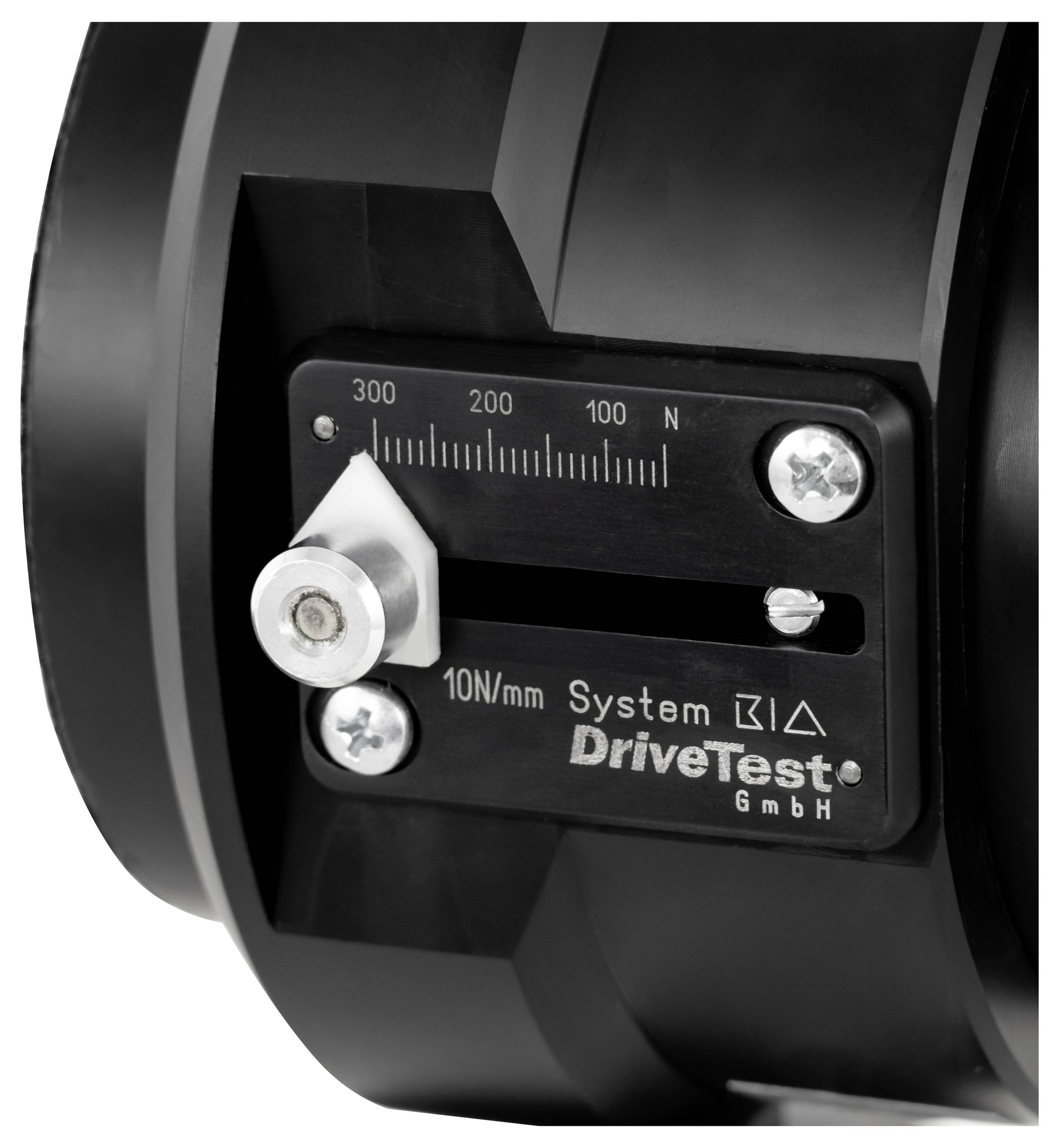 Gros plan d'un cadran de dynamomètre DriveTest avec une échelle de 0-300 N et une étiquette de 10 N/mm.