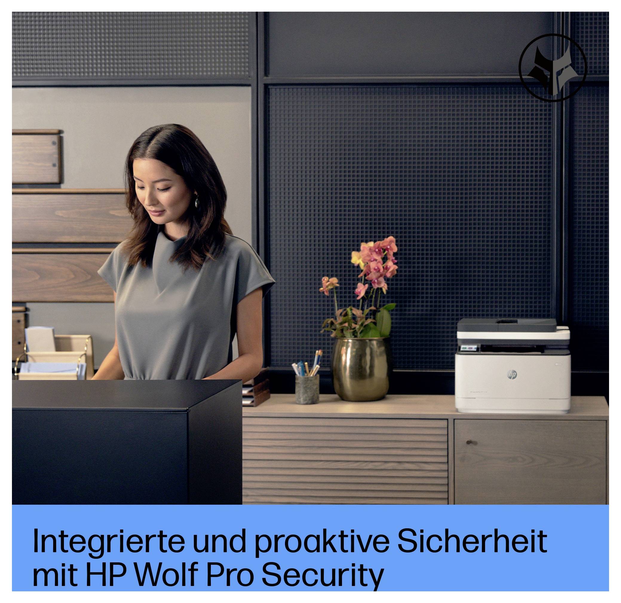 Femme debout derrière un bureau d'accueil dans un bureau ; la bannière en bas se lit « Sécurité intégrée et proactive avec HP Wolf Pro Security ».