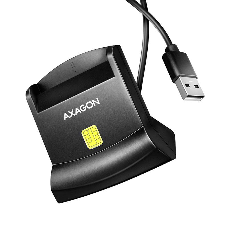 Un lecteur de carte USB noir AXAGON avec fente pour carte à puce et câble de connexion USB. Idéal pour la lecture de cartes à puce.