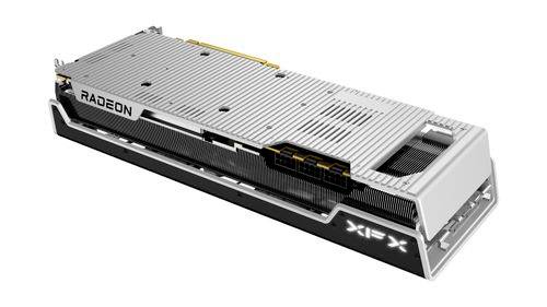 Une représentation graphique d'une carte graphique Radeon de XFX, argent avec des détails noirs, orientée horizontalement.